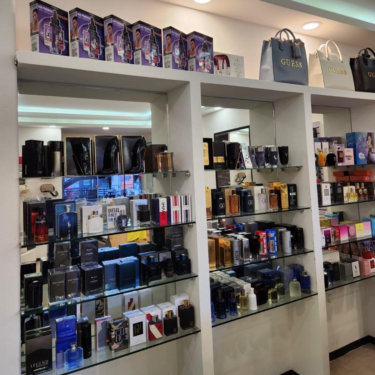 Plaza Revo Pachuca <b>L214 - PERFUMERÍA OUTLET</b>